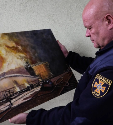Миколаївський рятувальник малює картини, на яких показує наслідки війни