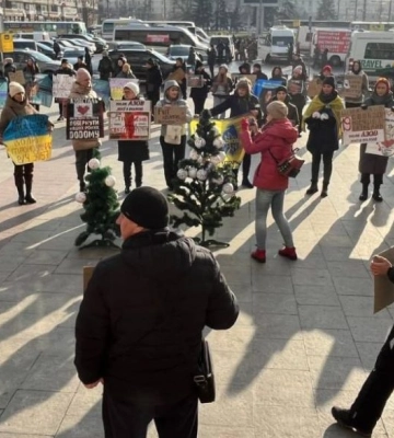 У Дніпрі біля залізничного вокзалу вимагають повернути військовополонених додому