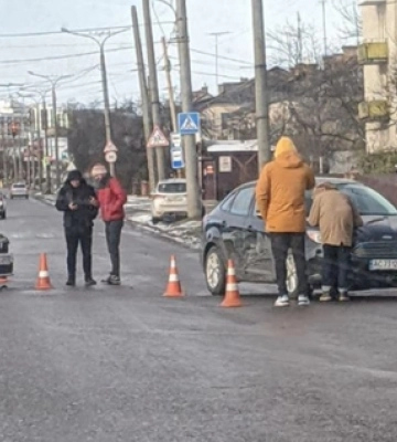 У Луцьку на Дубнівській – аварія за участю таксі Bolt 