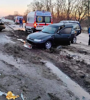 Зіткнулись п’ять легковиків та одна вантажівка: під Дніпром сталася масштабна ДТП, постраждали 6 людей 