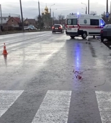 У Луцьку п&amp;#039;яний водій на авто збив жінку і дитину, вони у лікарні. Фото