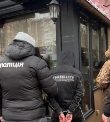 На Волині «вибивали» з військового 3000 доларів США надуманого боргу: 4 особам повідомлено про підозру (Фото)