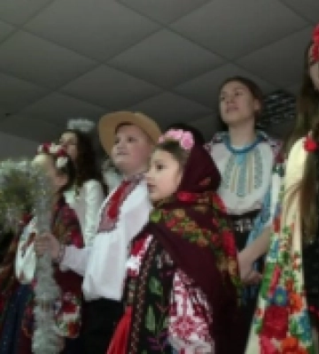 Учні академічного ліцею на Рівненщині колядують на підтримку ЗСУ: що придбають за зібрані гроші (ВІДЕО)
