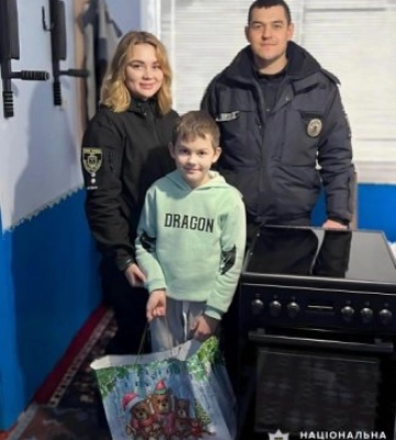 У Миколаєві поліцейські доставили подарунки від іноземної родини сім’ям, які опинились у складних життєвих обставин