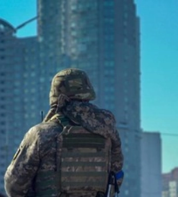 В Киеве на дорогах появились блокпосты с военными. Администрация пишет: Это учения — фото