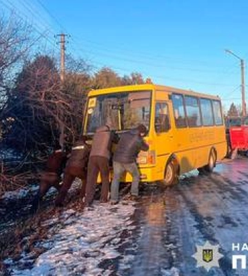На Полтавщині шкільний автобус чероез ожележицю знесло з дороги