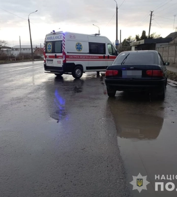 У Луцьку під колеса автівки потрапила жінка з дитиною