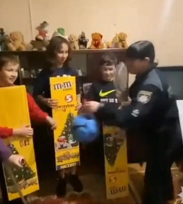 У Миколаєві поліцейські доставили подарунки від іноземної родини сім’ям, які опинились у складних життєвих обставин
