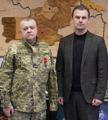 «Треба усім іти воювати»: генерал Залужний відзначив воїна з Волині, який отримав важкі поранення. Фото