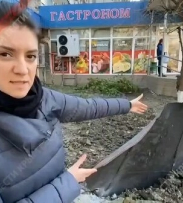 Шматки ВДК &quot;Новочеркасск&quot; навколо порту Феодосії стали &quot;героями&quot; сюжету пропагандистів: &quot;На метр в землю ушел. Представляете какой силы был удар?&quot;. ВIДЕО