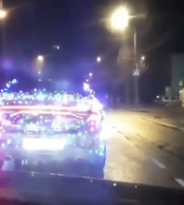 Вулицями Луцька їздить незвичайне новорічне авто. Відео