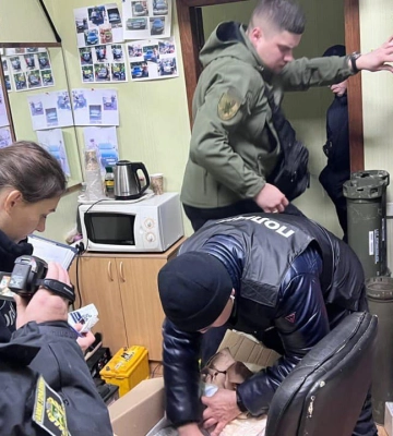 &quot;Возили автівки як гуманітарну допомогу, а на Харківщині продавали&quot;. Поліція викрила волонтерів благодійних фондів