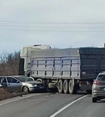 Из-за аварии двух фур и легковушки на трассе «Одесса-Николаев» ввели реверсивное движение