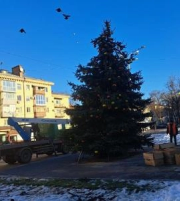 В Полтаві таки встановили новорічну ялинку на Театральній площі