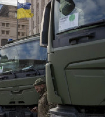 Бійцям 241 окремої бригади ТрО 20 з Києва передали вантажівки