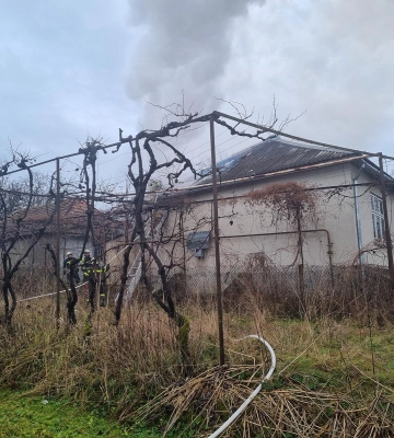 У Доробратові рятувальники вивели із палаючого будинку 59-річну господарку
