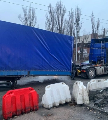 У столиці під Дегтярівським шляхопроводом через несправність "застрягла" вантажівка: рух ускладнено