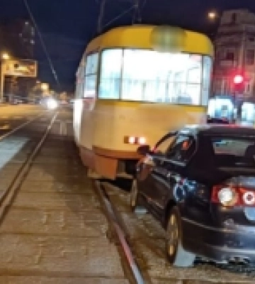 В Одесі нетвереза водійка автомобіля врізалася у трамвай