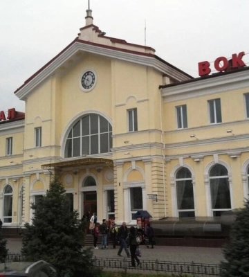 В Херсоне под вражеский обстрел попал вокзал: погиб полицейский, ранены работники УЗ