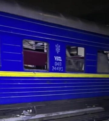 Росія вдарила по залізничному вокзалу в Херсоні, кількість поранених і жертв встановлюють, - Зеленський