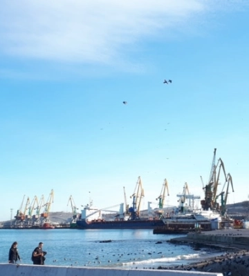 Феодосия после удара по кораблю «Новочеркасск»: дым над портом и зеваки на набережной 