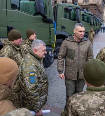 Виталий Кличко: Общество Киева передало 241-й бригаде 20 новых грузовых автомобилей