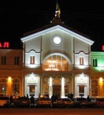 Удар рф по вокзалу Херсона: пасажири евакуаційного поїзда безпечно дісталися до Миколаєва автобусами