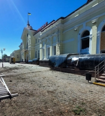 Росія вдарила по залізничному вокзалу в Херсоні, кількість поранених і жертв встановлюють, - Зеленський