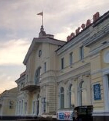 Удар по вокзалу в Херсоне. Пассажиры поезда добрались до Николаева автобусами
