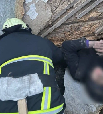 У Борисполі чоловік застряг під стіною будинку: рятувальники його деблокували