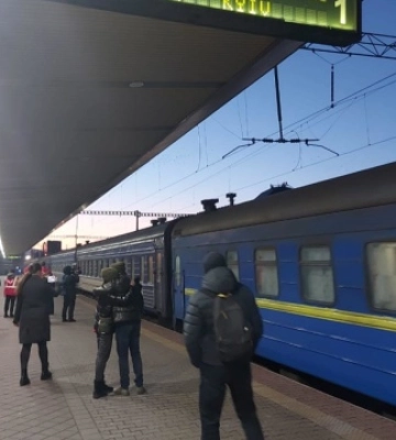 Поїзд із обстріляного загарбниками вокзалу Херсона прибув до Києва