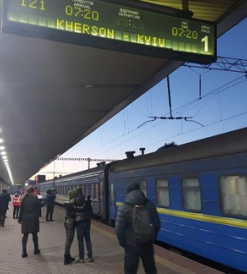 Понад 100 пасажирів з обстріляного РФ херсонського вокзалу дісталися Києва за графіком