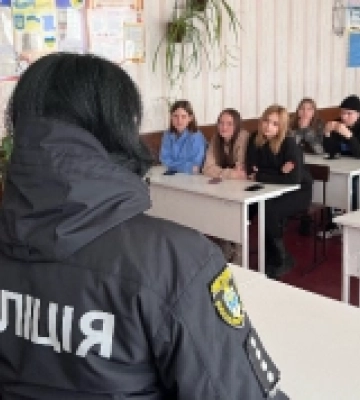 Безпечна поведінка під час канікул: поліцейські провели пізнавальну бесіду із старшокласниками Довгопристанського ліцею
