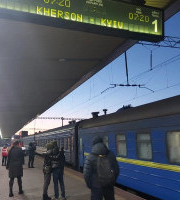 100 пасажирів з обстріляного окупантами евакуаційного поїзда із Херсона прибули у Київ