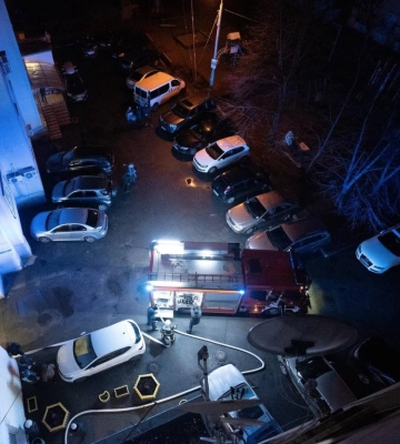 У Києві під час пожежі з палаючого 14 поверху вистрибнув чоловік та загинув: фото та відео