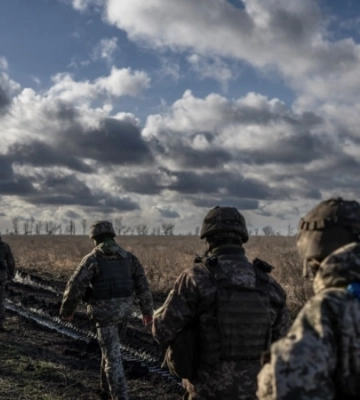 Ситуація на Сході складна. Противник інтенсивно наступає на 4 напрямках та намагається будь-якою ціною захопити Синьківку, - Сирський