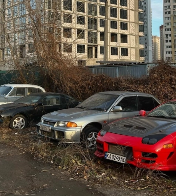 В Киеве обнаружена парковка с редкими японскими спорткарами 90-х 