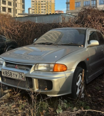 У Києві виявили кладовище рідкісних Mitsubishi 90-х (Фото)