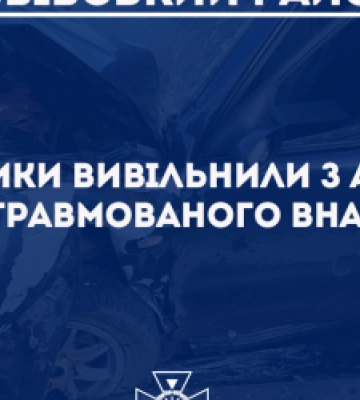 Біля Львова зіткнулись два легковика: затиснутого в авто чоловіка вивільняли рятувальники