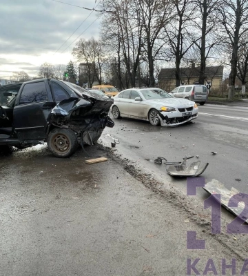 У Луцьку п&#039;яний водій BMW влетів у припарковане авто