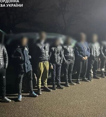 Вісім чоловіків на одному легковому авто намагалися нелегально перетнути кордон зі Словаччиною, - Держприкордонслужба.&amp;hellip;