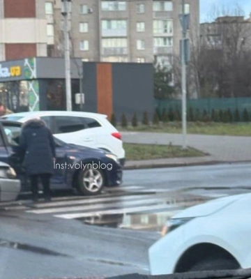 У Луцьку водій Hyundai, розвертаючись, зіткнувся з двома автівками