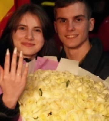 Одеський рятувальник запропонував руку і серце своїй коханій, приїхавши на пожежному авто