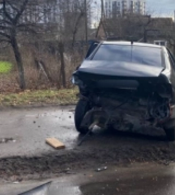 На Львівській пʼяний водій налетів на припарковану автівку
