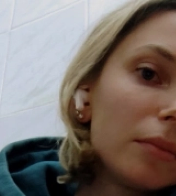 «Такого гучного вибуху я досі не чула»: під обстріл вокзалу у Херсоні потрапила відома журналістка Марічка Паплаускайте