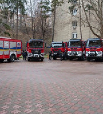 Київ отримав від німецьких міст-побратимів партію техніки: пожежно-рятувальні машини та сміттєвози