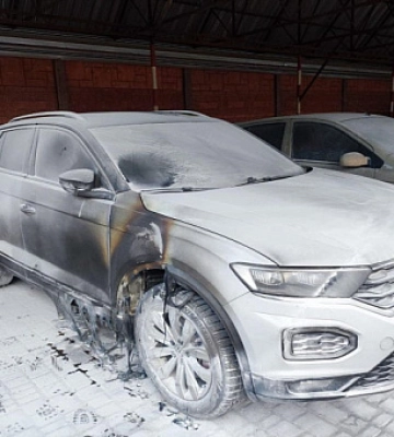 У Кривому Розі невідомий підпалив авто: поліція відкрила кримінальне провадження
