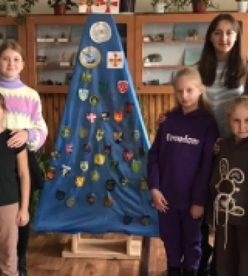 Екологічна ялинка: у Світязькому ліцеї на Волині прикрасили шевронами новорічний атрибут