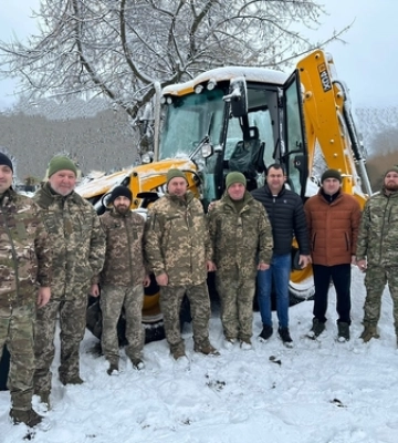 Громада на Волині купила для військових новенький екскаватор