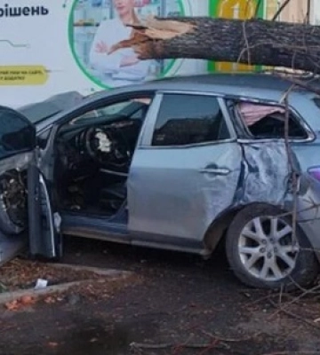 Автівка збила пішохода та врізалась в аптеку, водій втік